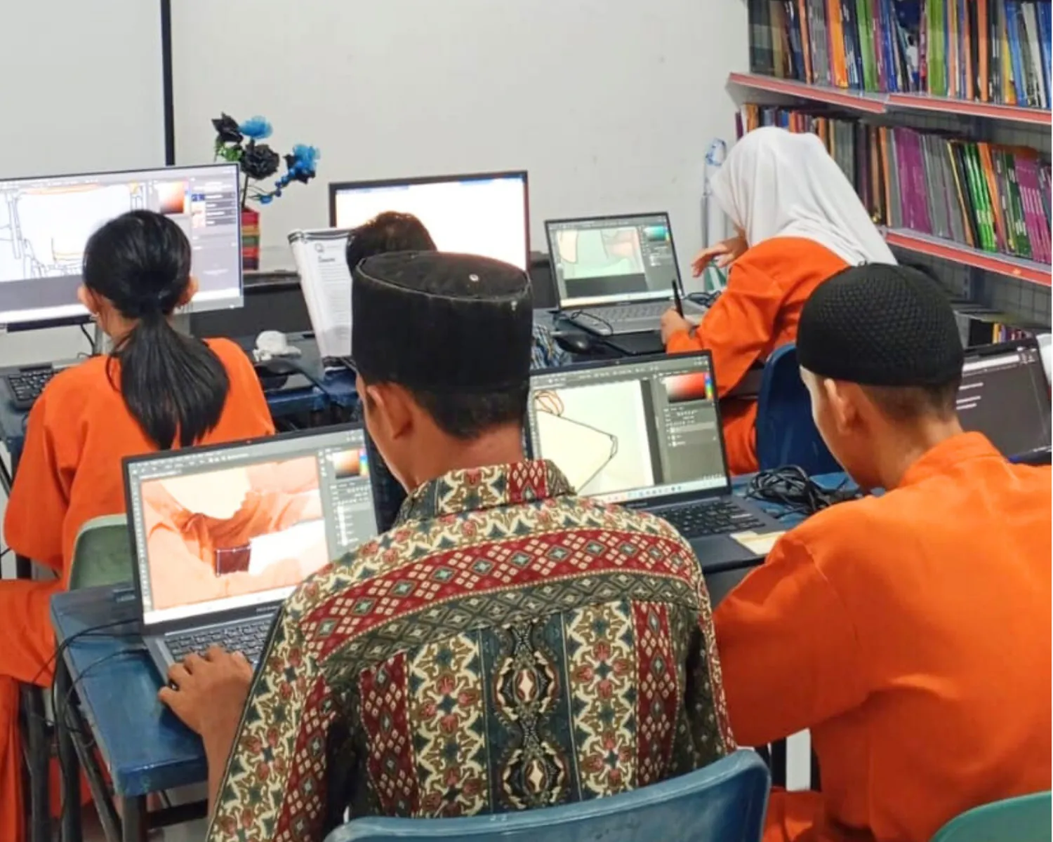 Siswa belajar desain di komputer