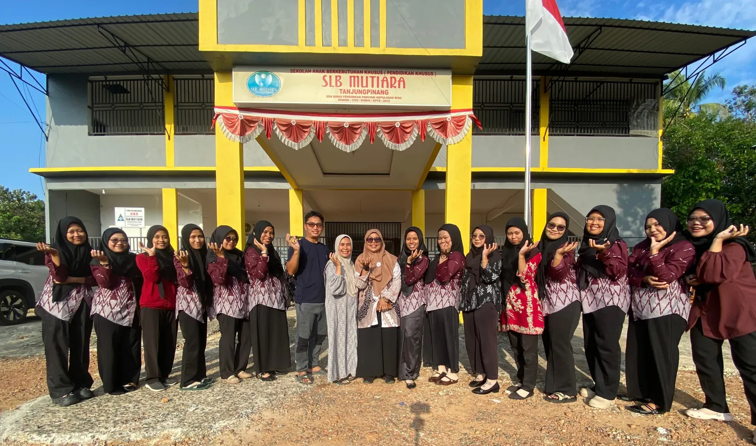Guru dan staf SLB Mutiara Tanjungpinang berfoto di depan gedung sekolah