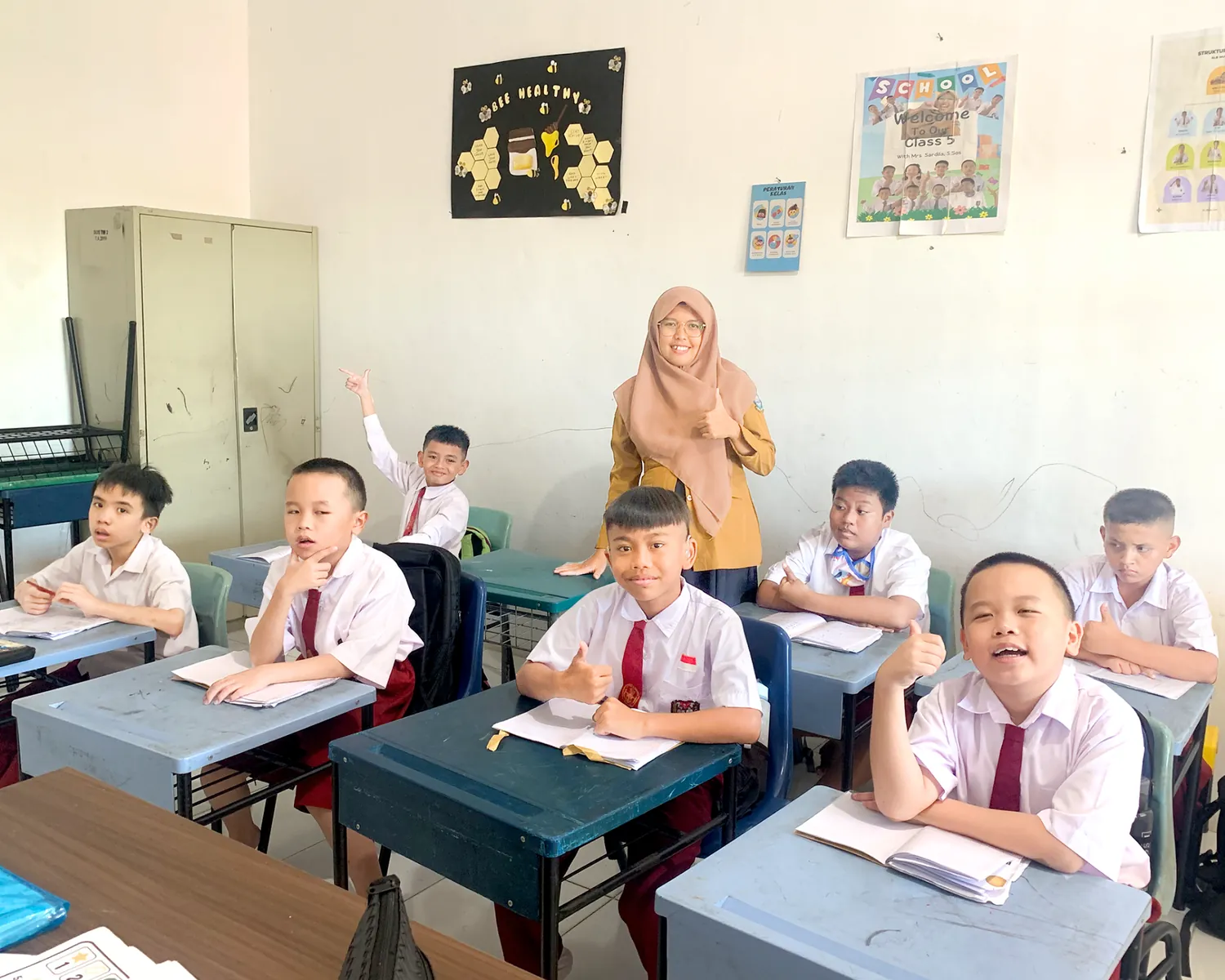 Siswa kelas 5 bersama wali kelas