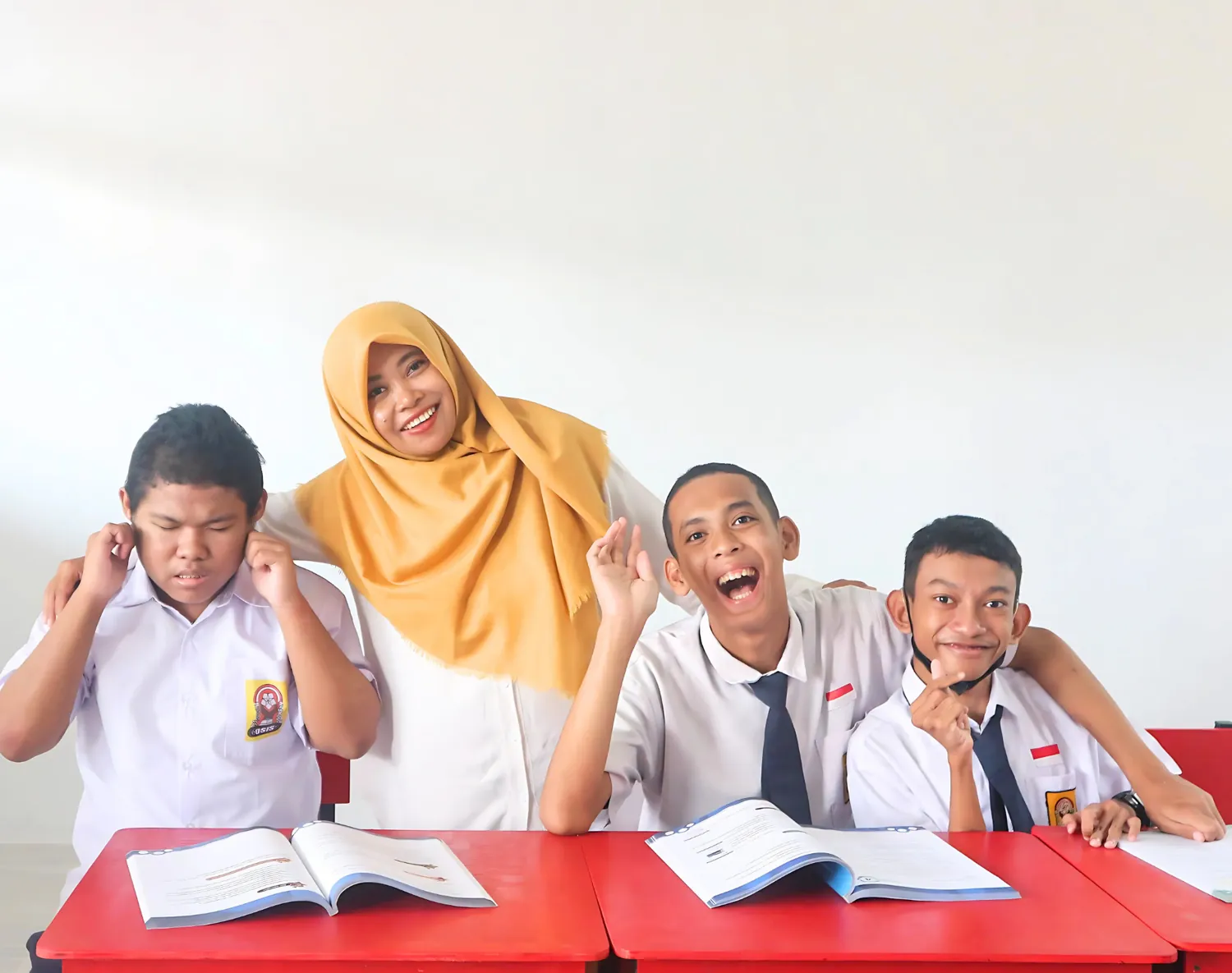 Guru SLB Mutiara tertawa bersama siswa SMALB di kelas