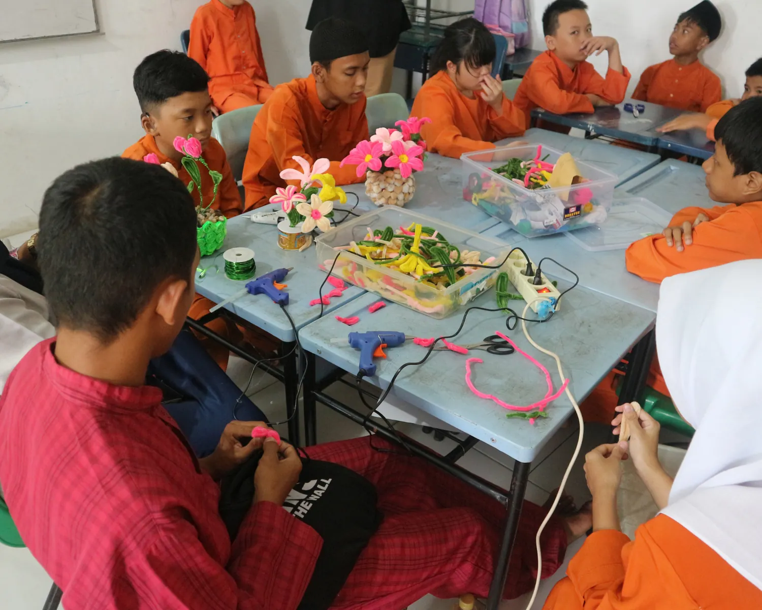 Siswa membuat bunga dari kawat bulu