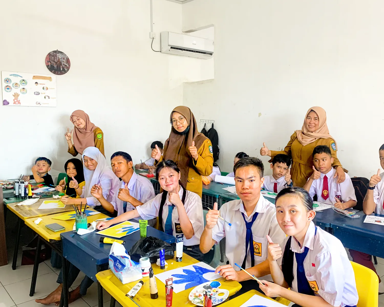 Siswa melukis dengan cat akrilik bersama guru