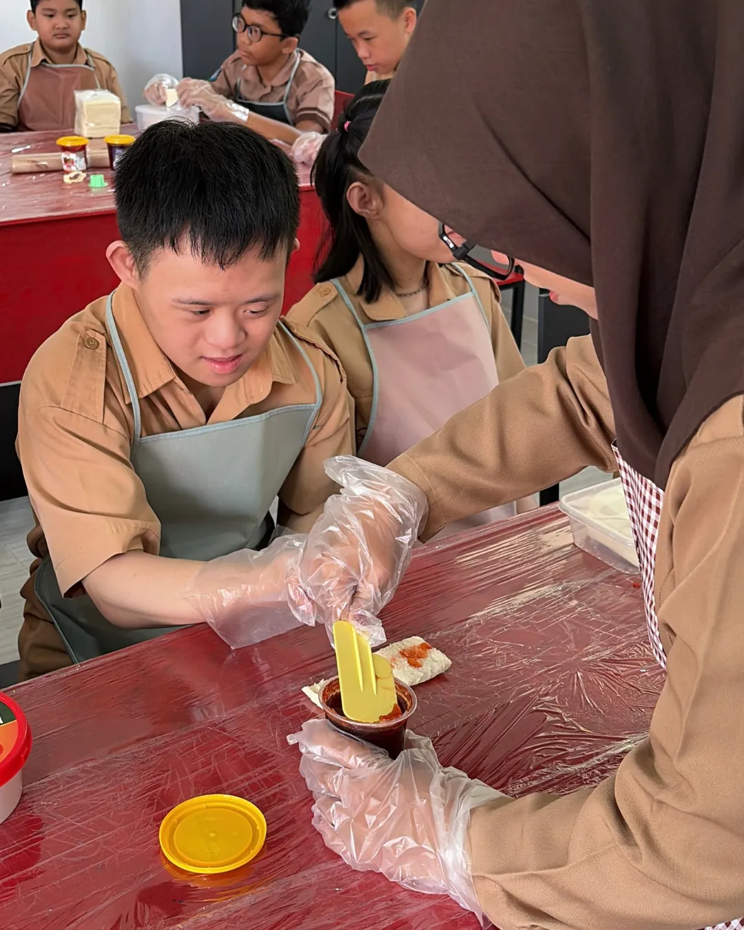 Siswa belajar membuat roti isi